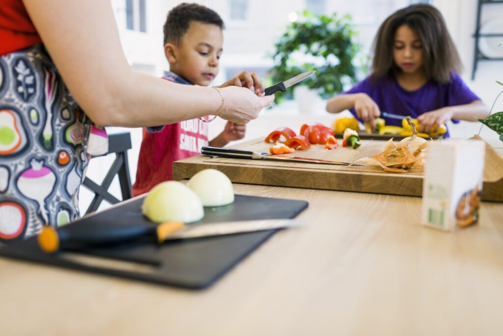 Kinderen die koken met een volwassenen
