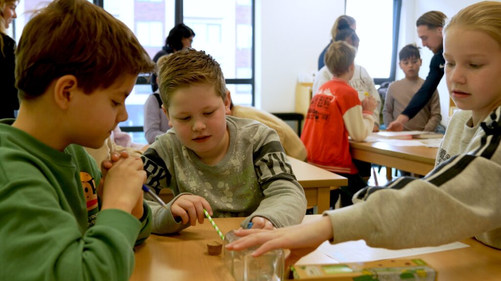 Kinderen die de energieleskist ontdekken